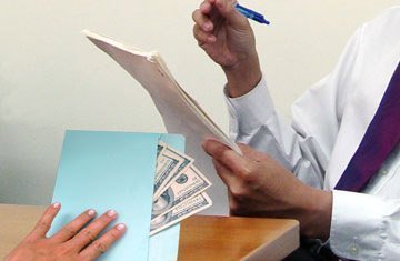 Muốn được việc: DN phải luôn mang sẵn phong bì?