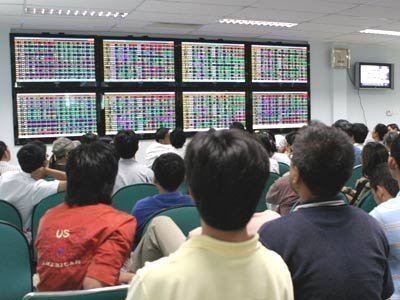 Siết vàng, kiểm soát NH: Chứng khoán có sóng lớn?