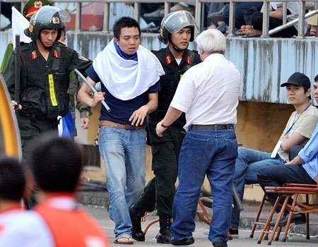 CĐV quá khích, bầu Kiên đích thân ra tay