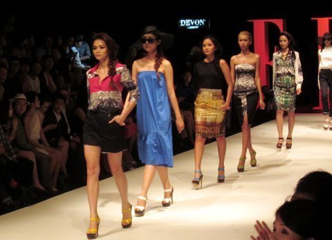 Elle Fashion show 2012: Ngắn gọn và sang trọng