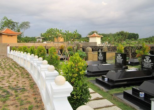 Tậu xe hơi, nhà lầu nhờ 'cò' đất nghĩa trang