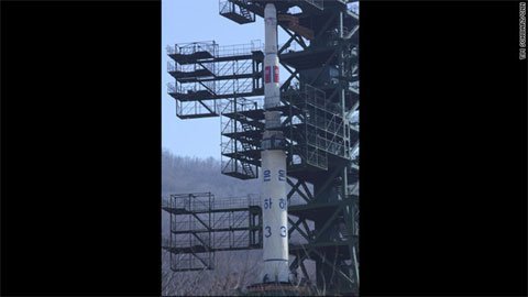 Cận cảnh tên lửa sắp phóng của Triều Tiên