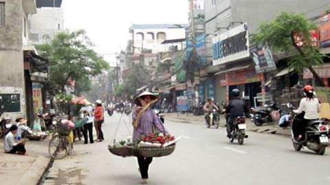 Những  phụ nữ mưu sinh ở nơi bụi nhất Hà Nội