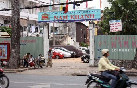 Ai quản đất công?