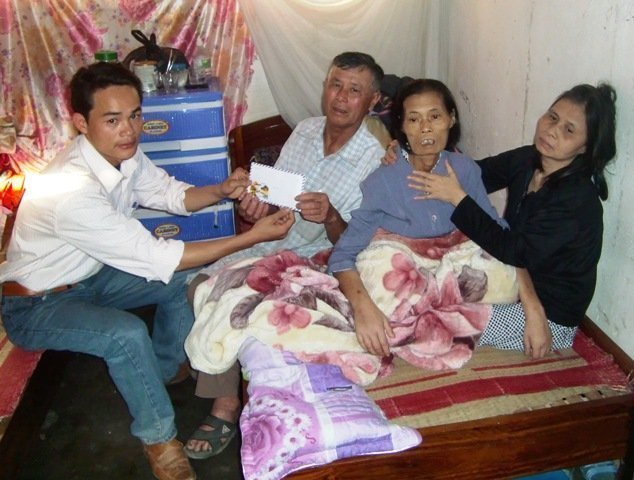 Trao 4,5 triệu đồng đến 2 hoàn cảnh khó khăn ở Hà Tĩnh