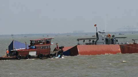 Va chạm trên biển, chìm tàu chở 66 container