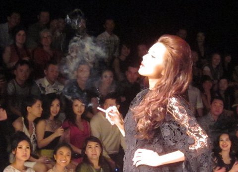 Người mẫu Thanh Hằng nhả khói thuốc vào ai?