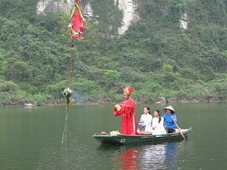 Xem lễ cúng hà bá trên 'Hạ Long cạn'