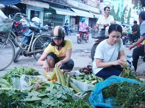 Săn hàng rẻ: Chờ tận tối để mua vét đồ ế