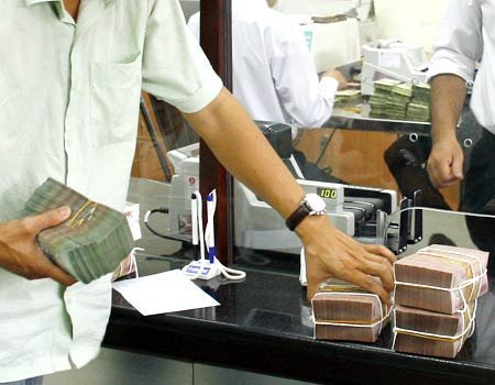 ADB lo ngại Việt Nam hạ lãi suất quá nhanh