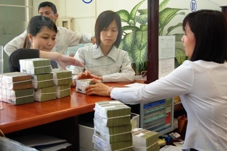 Đồng loạt hạ cả lãi suất huy động và cho vay