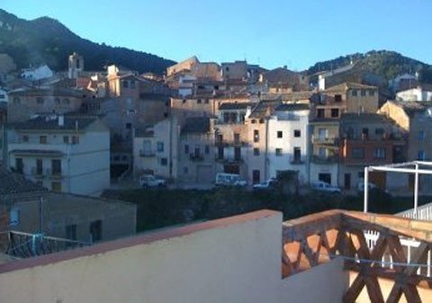 Trồng cần sa để thoát khủng hoảng nợ