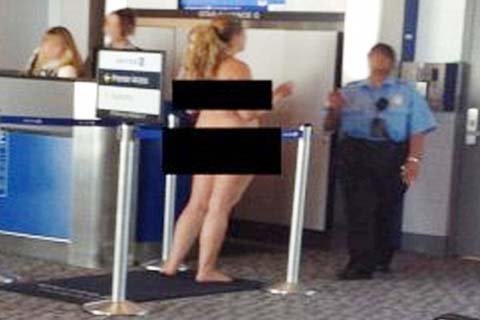 Choáng với hành khách khỏa thân giữa sân bay