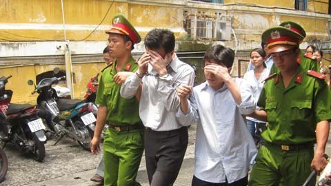 Hai cán bộ ngân hàng vòi tiền