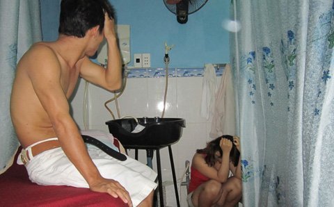 Bắt quả tang nhân viên mải mê 'phục vụ' khách