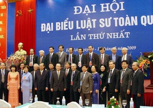 Giảng viên luật không được làm luật sư?