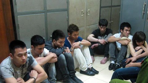 Bắt nhóm thanh niên 'sống bầy đàn' trong khách sạn