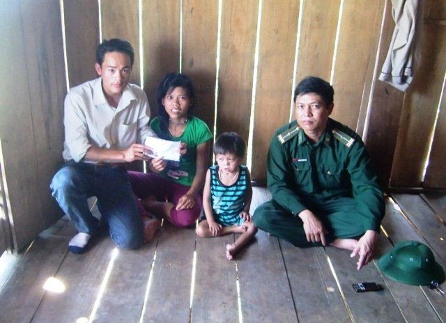 Trao hơn 9 triệu đồng đến bé Hạnh ở bản Rào Tre