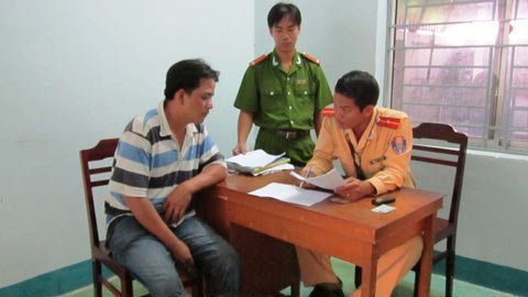 Bắt kẻ điên cuồng 'đòi' xử CSGT bằng súng