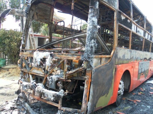 Xe cháy dữ dội, 20 hành khách chạy tháo thân