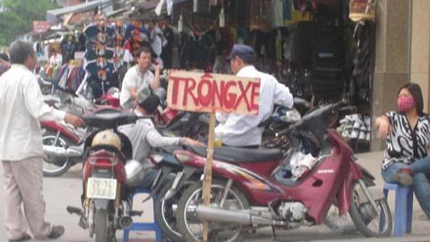 Hà Nội: Các bãi trông xe 'lạ' ngang nhiên hoạt động