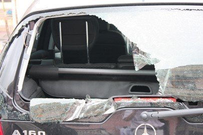 Côn đồ náo loạn làng quê, đập nát xe ô tô