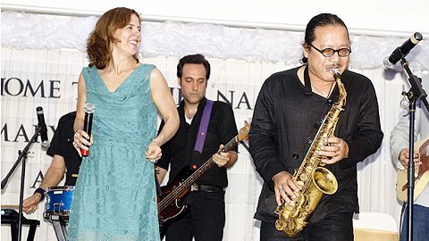 Trần Mạnh Tuấn ngẫu hứng bên Mary McBride