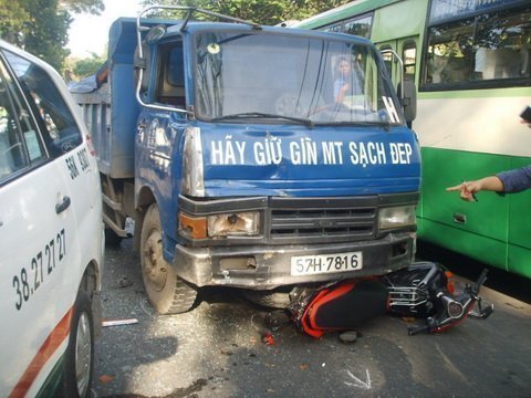 Tai nạn liên hoàn, 2 người bị thương nặng