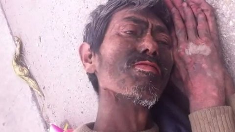 Xót xa người đàn ông nằm co quắp trên cầu Thanh Trì