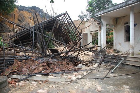 Nóng trong ngày: Sập mỏ tang thương