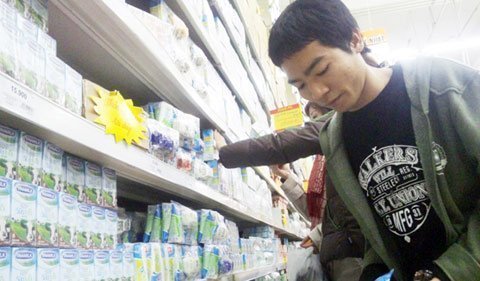 Sữa ế ẩm, giá vẫn phải tăng