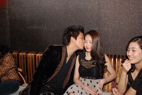 Tuấn Hưng công khai hôn “gái lạ”