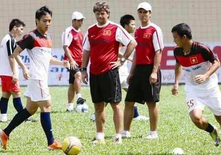 Ghế HLV trưởng ĐTQG: Rối bời và bế tắc