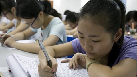 Chỉ trích giáo dục, nam sinh  được ca ngợi