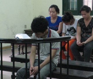 Bị cáo tội hiếp dâm, bị hại ríu rít tại tòa
