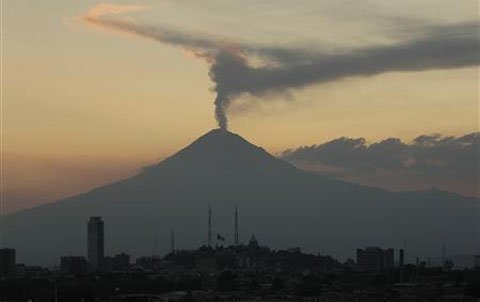 Núi lửa gần thủ đô Mexico phun trào