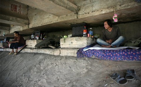 Sửng sốt 'căn nhà' dưới khe cầu Thăng Long