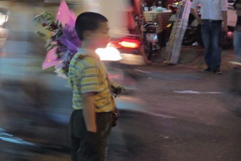 Những đứa trẻ mưu sinh ở khu phố Tây