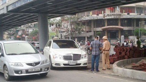 Maybach 62S trắng của đại gia Ninh Bình bị ‘tuýt còi’