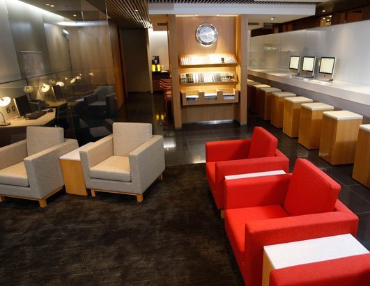 Hàng không 'cung kính' khách thương gia