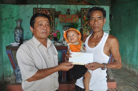 Trao tiền giúp đỡ gia đình hai cháu nhỏ mồ côi