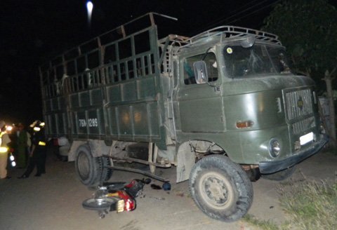 Né học sinh đánh nhau, ô tô cán chết người