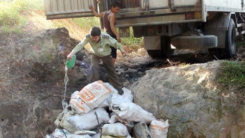 'Giải cứu' 2,2 tấn thịt thối từ... hố tiêu hủy