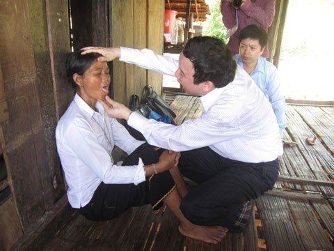 Bệnh lạ gây hoang mang, mời WHO vào cuộc