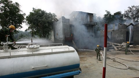 Cảnh bộ đội ứng cứu vụ 'sập nhà, chết người'