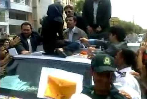 Phụ nữ Iran ngồi nóc ôtô 