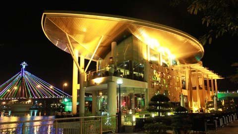 30/4, ngồi trên lá ngắm pháo hoa Đà Nẵng