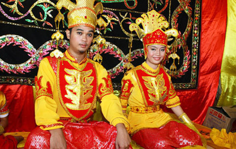 Cô dâu, chú rể không được tắm 3 ngày