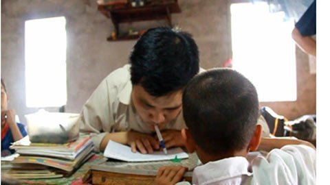 Chàng trai viết chữ bằng miệng