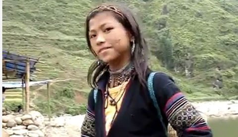 Cô gái dân tộc nói tiếng Anh như gió